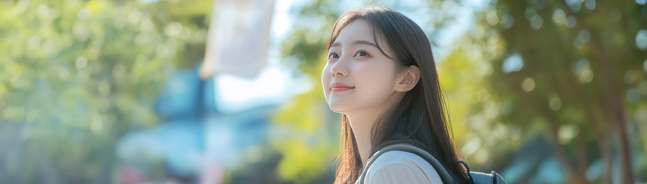 맑은 야외에서 희망적으로 올려다보는 모습